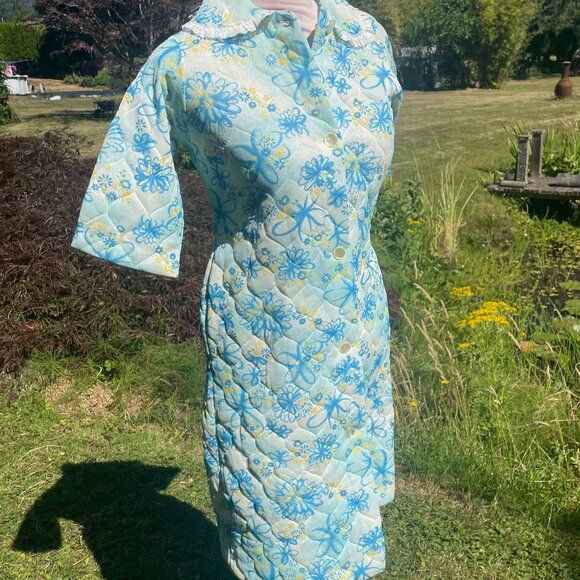 Vintage 1960s Quilted Housecoat – Blue Floral – Retro Loungewear - Picture 4 of 11